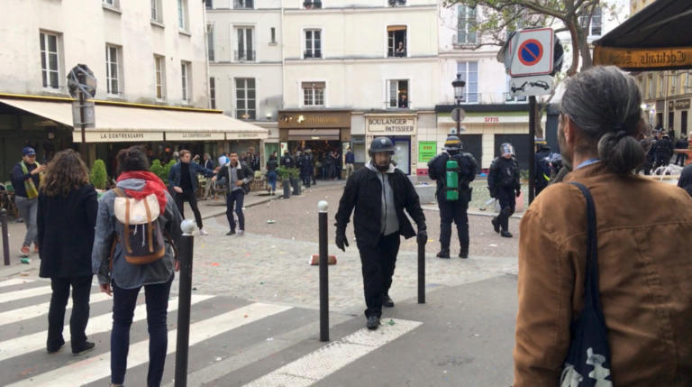 Ελληνικής καταγωγής διαδηλωτής ανάμεσα στα θύματα του έμπιστου του Μακρόν – οι νέες αποκαλύψεις για τον Μπεναλά (βίντεο)