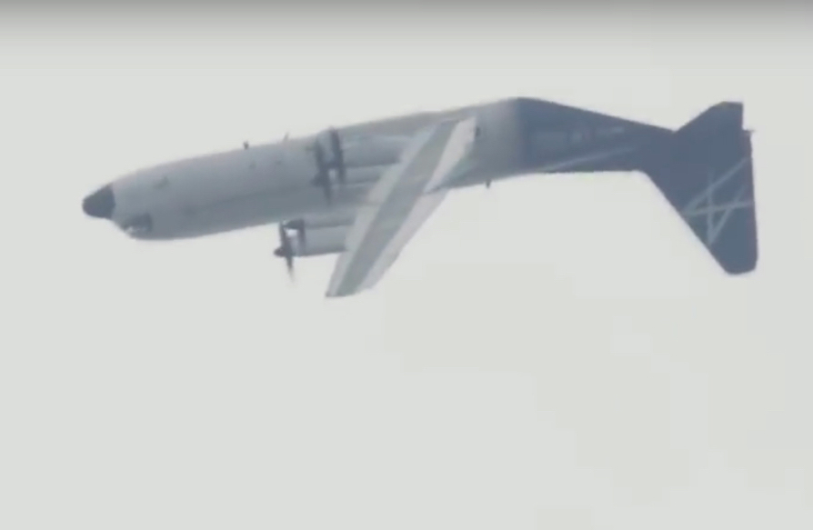 Απίστευτος ελιγμός του επικεφαλής δοκιμαστή πιλότου της LM: Έφερε C-130 σε ανάστροφη θέση