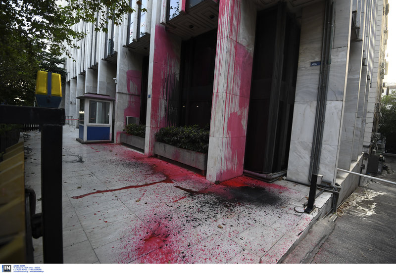 Ακόμη και οι «ακτιβιστές» της ακροαριστεράς κατά της κυβέρνησης: Επίθεση του Ρουβίκωνα στο ΥΠΕΞ