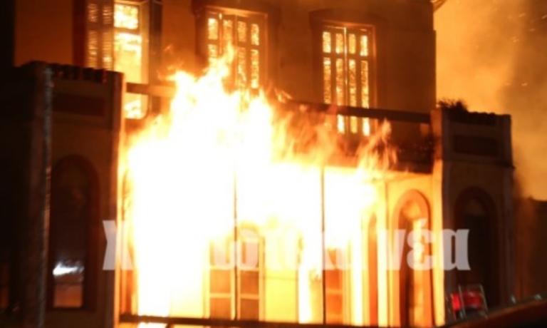 Χανιά: Καίγεται το πολεμικό μουσείο (βίντεο)