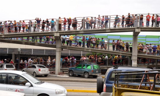 Σε τραγικά επίπεδα η επισιτιστική κρίση στη Βενεζουέλα: Τεράστιες ουρές σε σούπερ μάρκετ