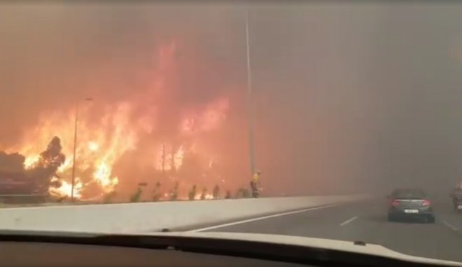 Η στιγμή που η πυρκαγιά της Κινέτας φτάνει στην Εθνική Οδό (βίντεο)