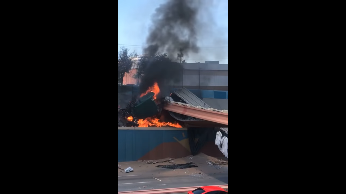 Συγκλονιστικό βίντεο: Άνδρας βγαίνει μέσα από φλεγόμενο φορτηγό