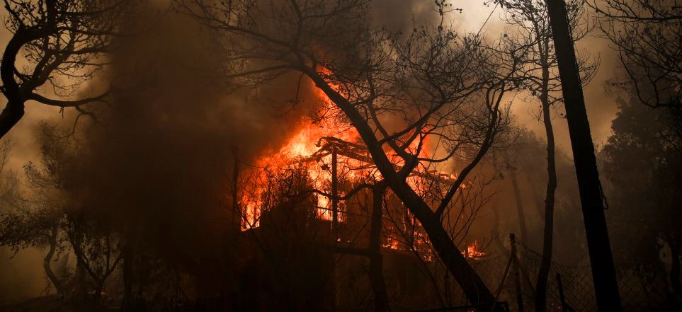 Τα Γεράνεια Όρη στις φλόγες – Kαίγονται δεκάδες σπίτια στην Κινέτα – Πλησιάζει τα διυλιστήρια η φωτιά (upd 5)