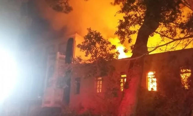 Χανιά: Καταστράφηκε ολοκληρωτικά το Πολεμικό Μουσείο από την φωτιά (βίντεο)