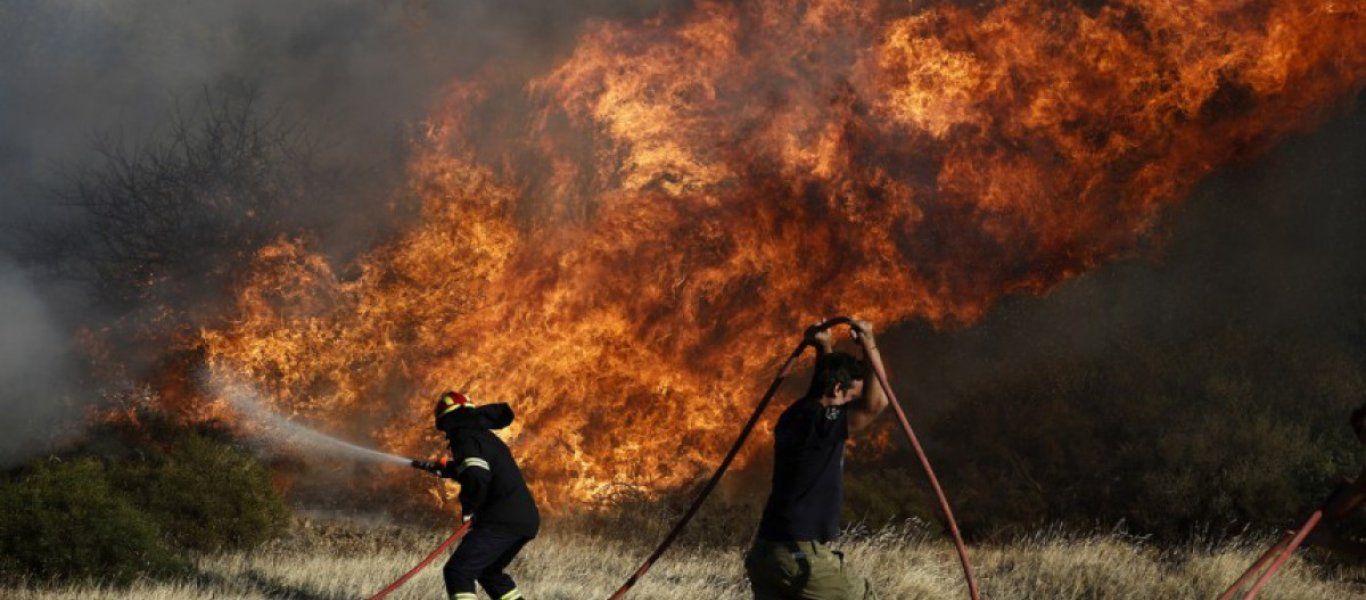 Χάθηκαν στις φλόγες σπίτια στο Νταού Πεντέλης – Οι φωτιές περικυκλώνουν Νέο Βουτζά και Μάτι