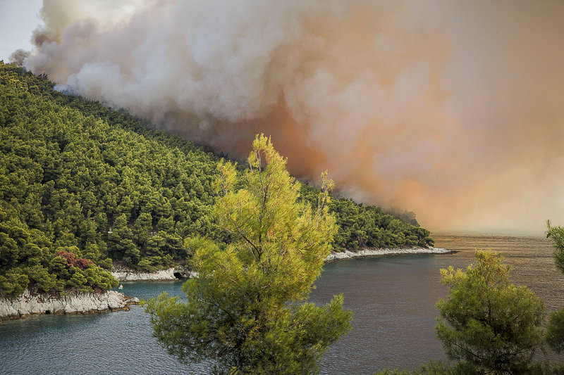 Σε εξέλιξη η μεγάλη φωτιά στην Σκόπελο- Καίει ανεξέλεγκτα