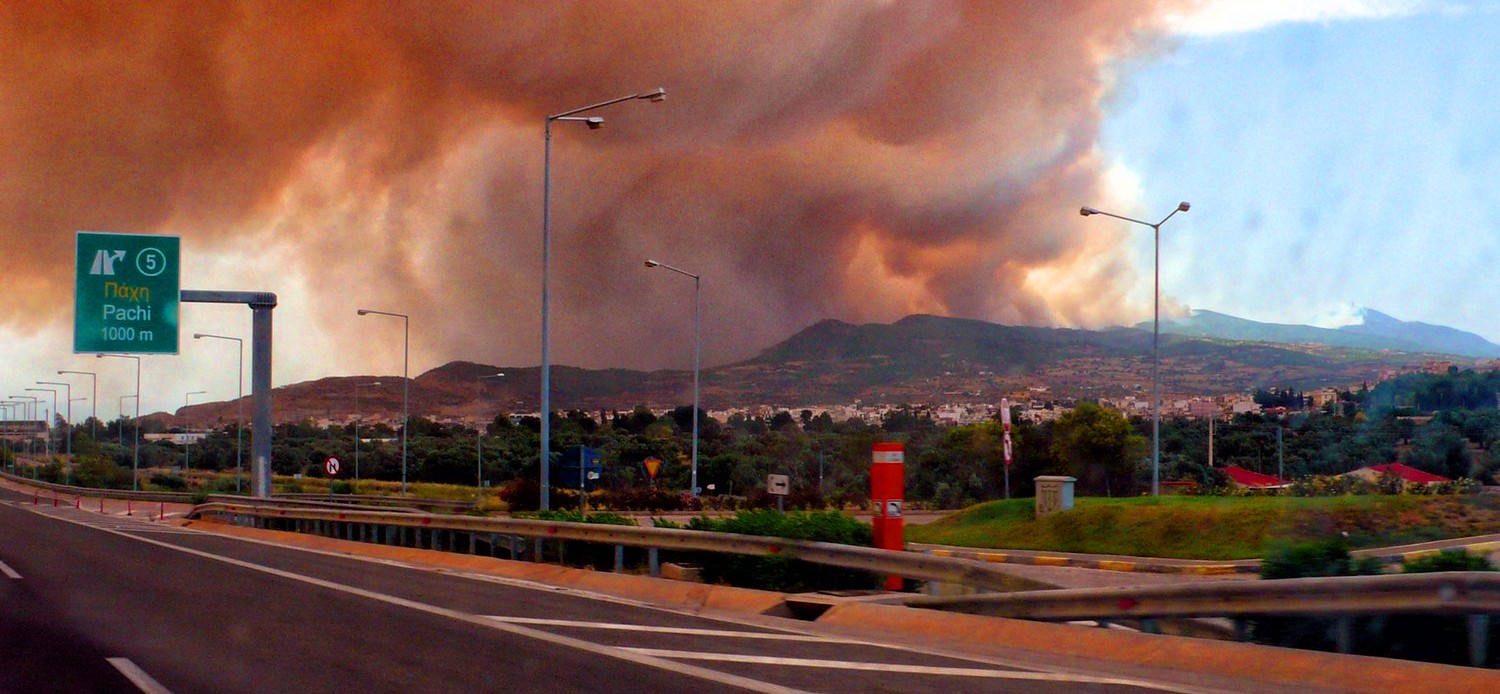 Εκκενώνονται χωριά και οικισμοί στην Κορινθία – Ξέμειναν από αεροσκάφη – Η φωτιά κατεβαίνει προς τα διυλιστήρια