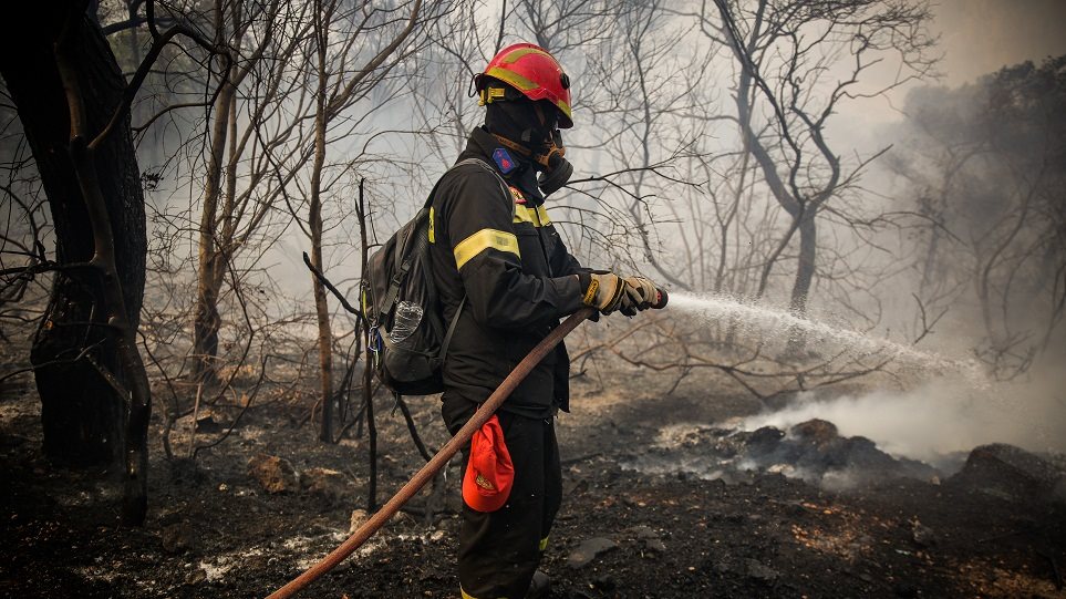 Σε πλήρη εξέλιξη οι πυρκαγιές στην Κινέτα και Καλλιτεχνούπολη