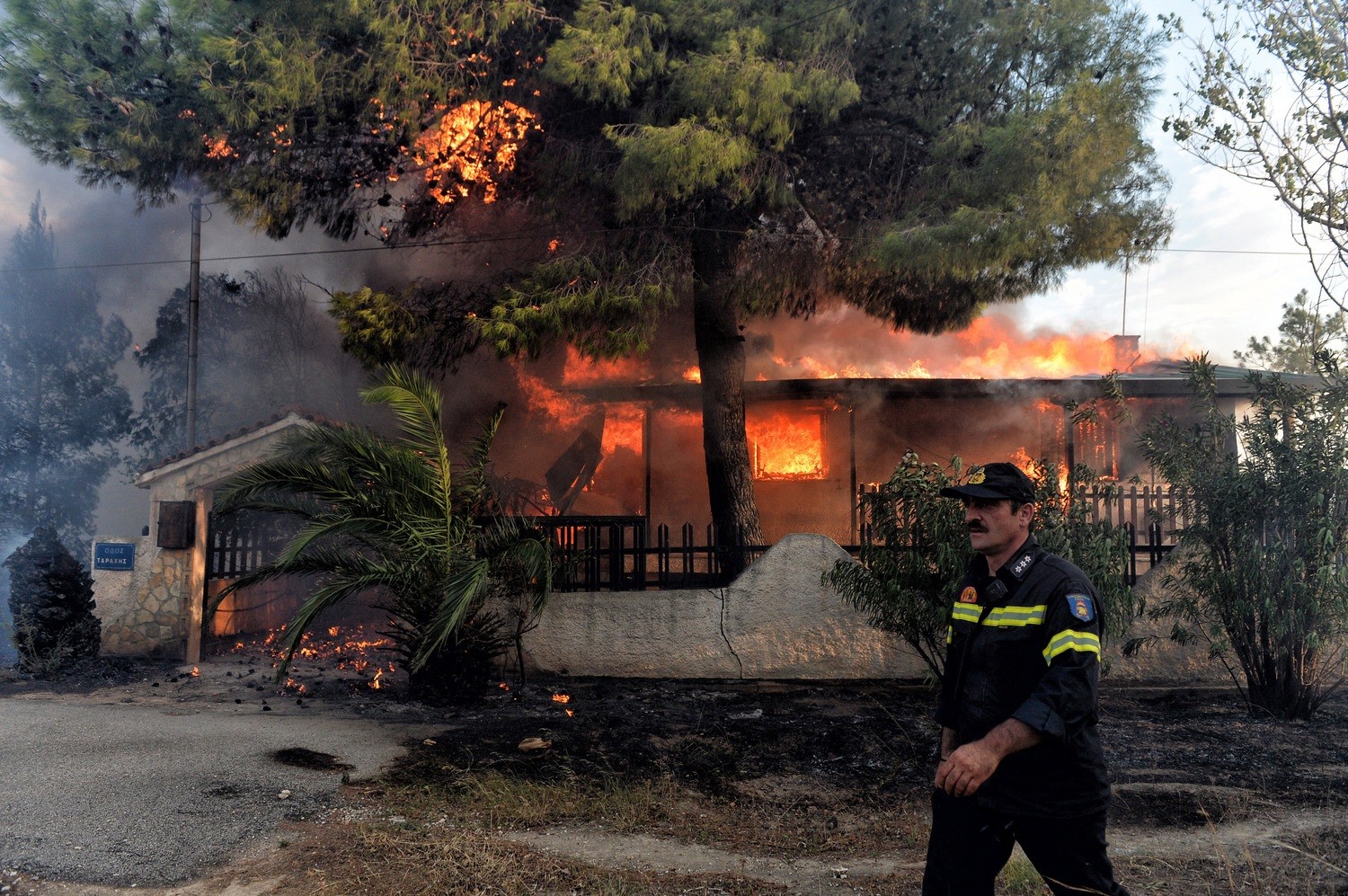 Δήμαρχος Ραφήνας: «Θα έχουμε πάνω από 100 νεκρούς» – Άργησε να ξεκινήσει η επιχείρηση διάσωσης
