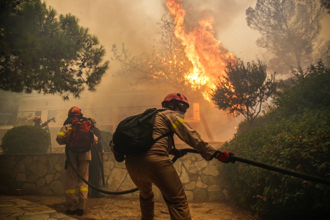 Ξεφεύγει η φωτιά στα Γεράνεια: Αλεποχώρι, Πίσσια, Περαχώρα, Λουτράκι κινδυνεύουν