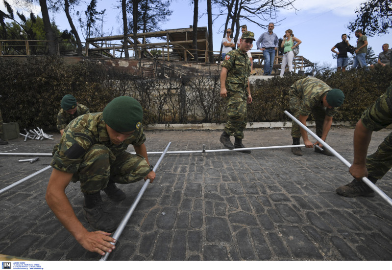 Μετά από τη διανομή τροφίμων ο Στρατός ανέλαβε να φτιάξει και σκηνές για τους πυρόπληκτους (φωτό)