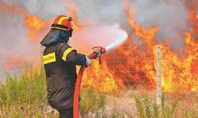 ΕΚΤΑΚΤΟ: Μεγάλη πυρκαγιά στην Λαυρεωτική