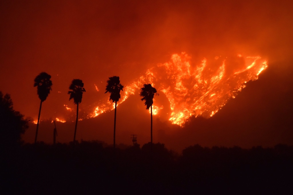 Πύρινη κόλαση στην Καλιφόρνια – 1 νεκρός – Εντολή εκκένωσης για χιλιάδες κατοίκους (βίντεο)