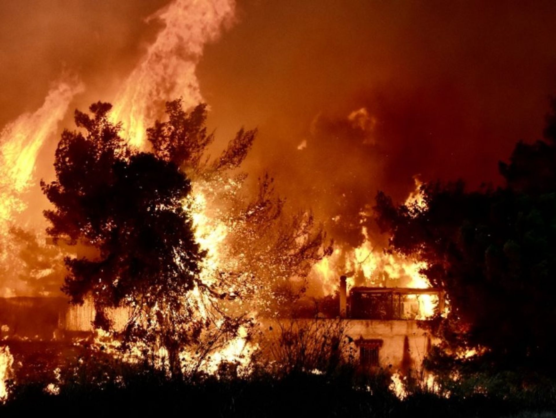 Συγκλονιστικό βίντεο από την κόλαση στο Μάτι: Οι φλόγες τυλίγουν το σπίτι από παντού με τον ιδιοκτήτη μέσα