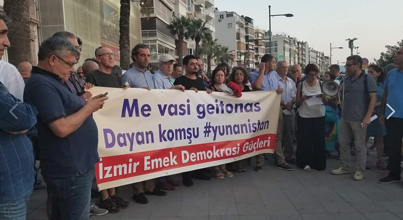 Προσευχές για την Ελλάδα στην Τουρκία -Συγκέντρωση έξω από το ελληνικό προξενείο της Σμύρνης (βίντεο- εικόνες)