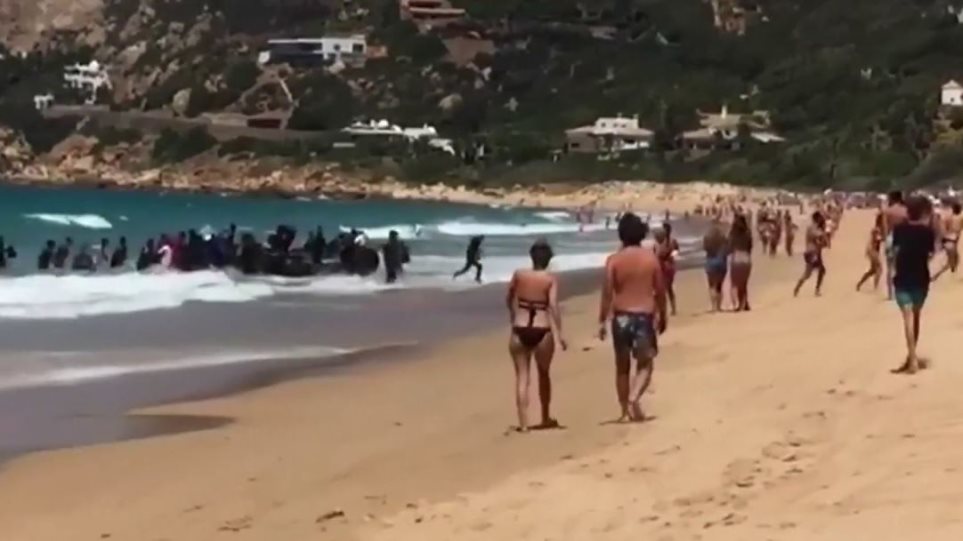 Ισπανία: Παράνομοι μετανάστες προσπαθούν να ξεφύγουν από την αστυνομία σε παραλία (βίντεο)