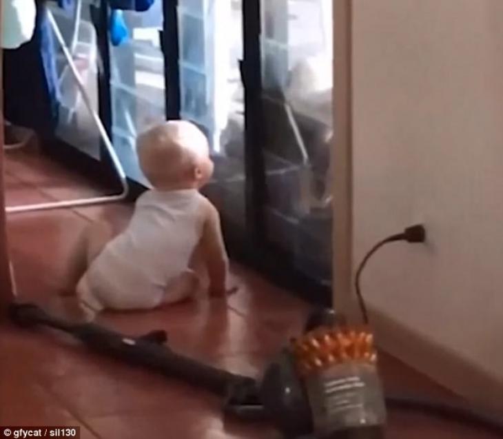 Βίντεο: Μωρό βοηθάει το σκυλί να μπει μέσα στο σπίτι χωρίς να το δουν οι γονείς του!