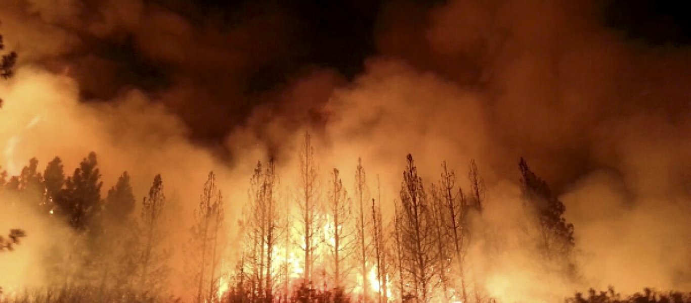 Μαίνονται ισχυρές πυρκαγιές στην Καλιφόρνια – Έφτασαν τους 2 οι νεκροί (βίντεο)