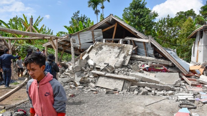 Στους 14 οι νεκροί μετά τον φονικό σεισμό στην Ινδονησία – 162 τραυματίες