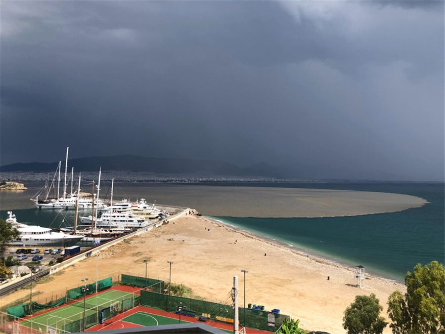 Απόκοσμο θέαμα στον Σαρωνικό: Δείτε τι προκάλεσε η καταιγίδα στην θάλασσα (φωτό – βίντεο)