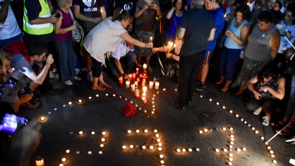 Σύνταγμα: Εκατοντάδες πολίτες θρηνούν ζητώντας συγνώμη για τις φωτιές στο Μάτι