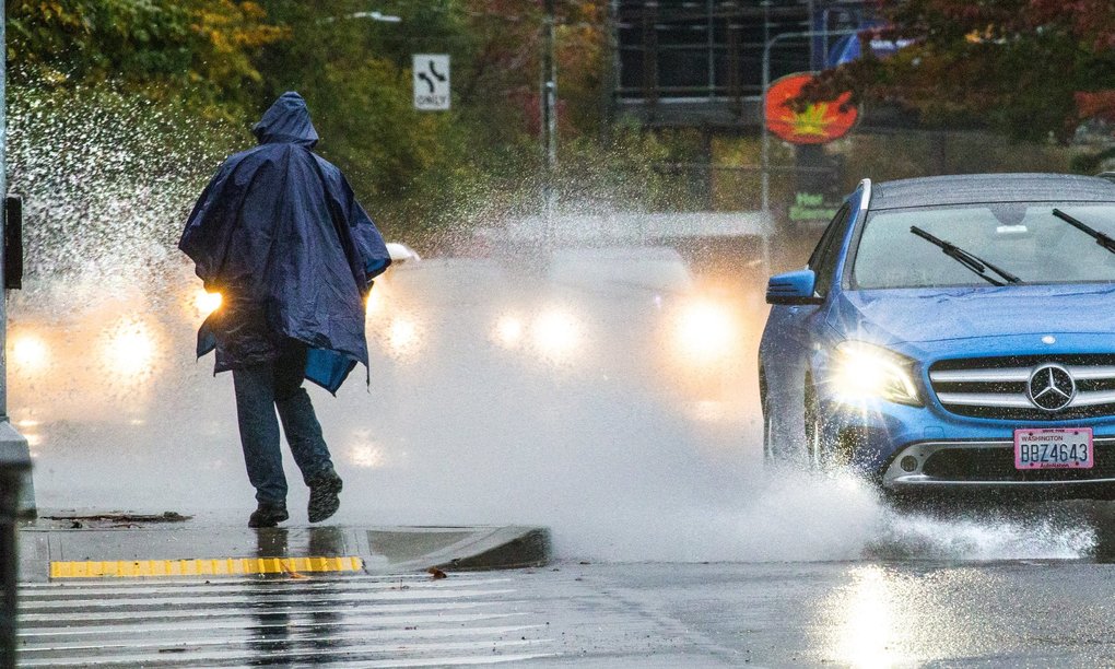 Καναδάς: Οδηγός ρίχνει επίτηδες το αυτοκίνητό του στα νερά και βρέχει περαστικούς (βίντεο)