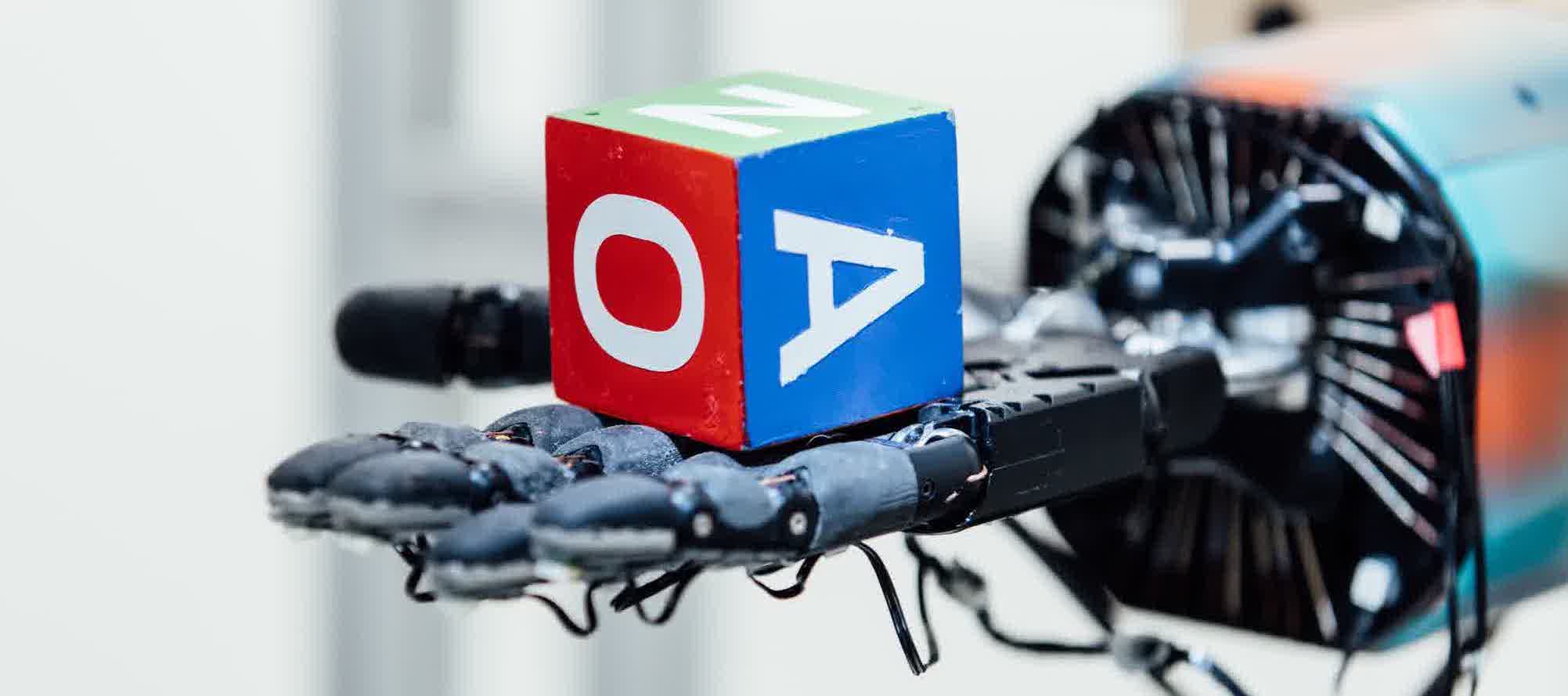 Ρομπότ με τεχνητή νοημοσύνη μιμείται τις ανθρώπινες κινήσεις παίζοντας με έναν κύβο (βίντεο)