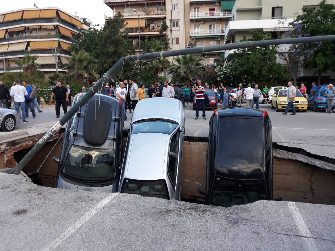 Αθήνα γεμάτη τρύπες: Οι πρόσφατες καθιζήσεις σε κεντρικούς δρόμους προκαλούν ανησυχία (φωτό)