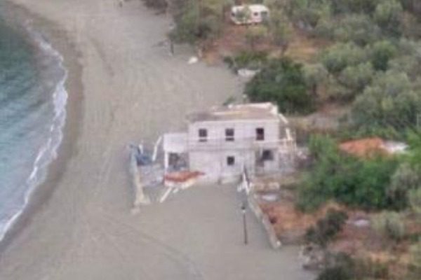 Η εξοργιστική εικόνα ανέγερσης κατοικίας στην άμμο παραλίας της Αρκαδίας που έγινε viral
