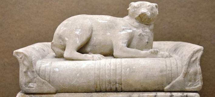 Το Εθνικό Αρχαιολογικό Μουσείο προβάλλει μια μικρή μαρμάρινη σαρκοφάγο ρωμαϊκών χρόνων με μορφή σκύλου (φωτο)