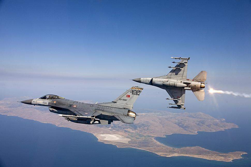 Οπλισμένα τουρκικά F-16 πάνω από το Αιγαίο – Μπαράζ παραβιάσεων