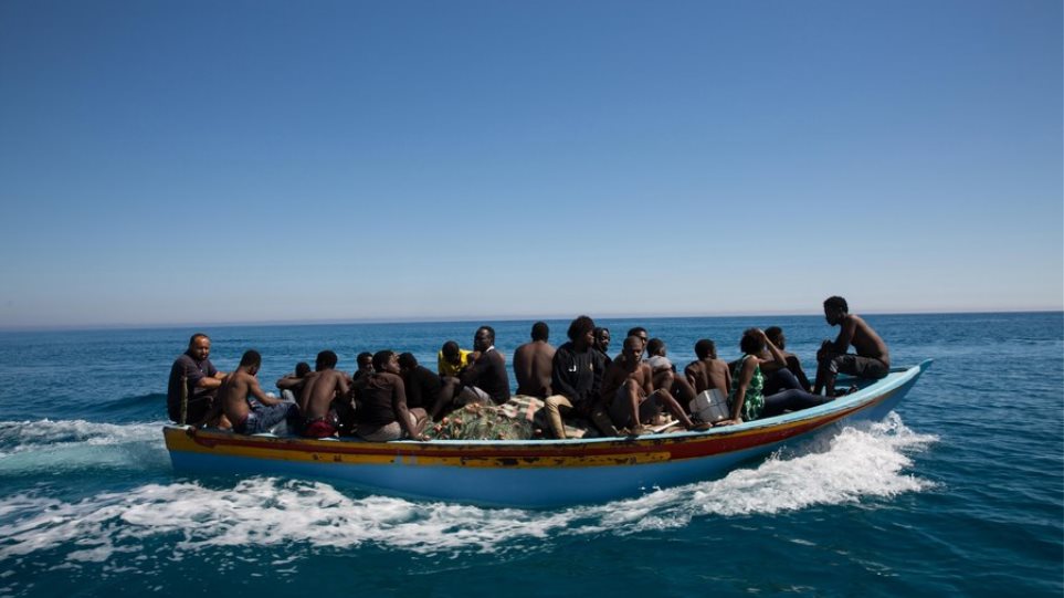 Πρόσφυγες: Δεν τους επέτρεψαν να πιάσουν λιμάνι και αποβιβάστηκαν στην Τυνησία