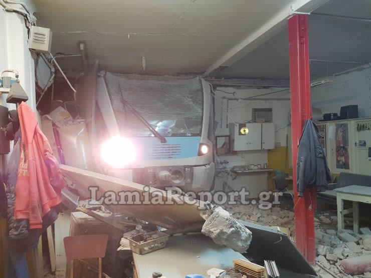 Πρωτοφανές: Τρένο εκτροχιάστηκε μέσα στην πόλη της Λαμίας και έπεσε σε αποθήκη – Τραυματίστηκε μια γυναίκα (βίντεο)