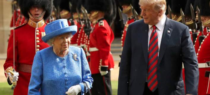Η «σπόντα» του Τραμπ προς τη Βασίλισσα Ελισάβετ: «Αυτή με άφησε και περίμενα,όχι εγώ» (φωτο)