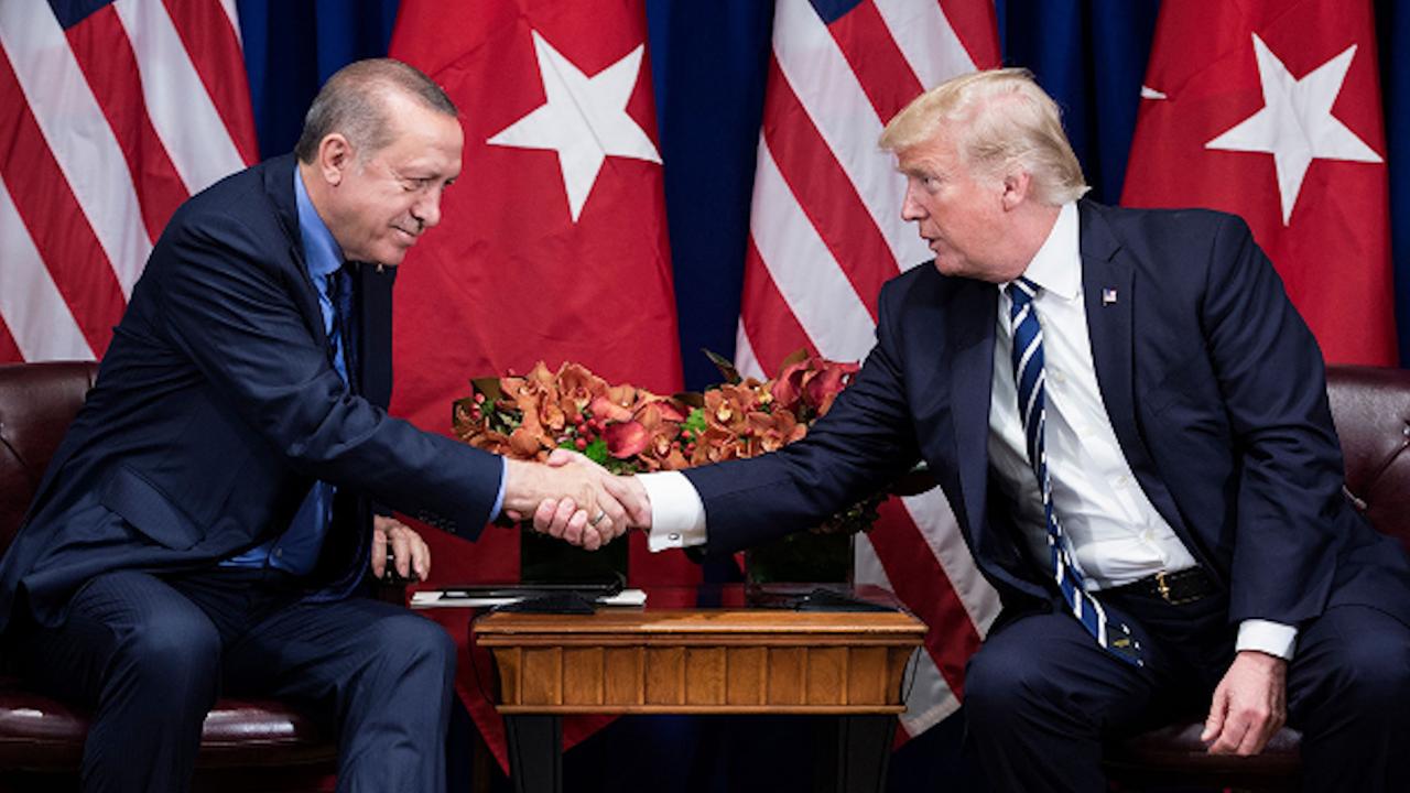 «Την ουρά στα σκέλια» έβαλαν (πάλι…) οι ΗΠΑ απέναντι στον Ρ.Τ.Ερντογάν: «Συνεργαζόμαστε στενά και θα λύσουμε τα πάντα»