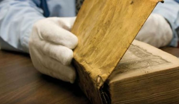 Δείτε ένα αρχαίο βιβλίο δεμένο με ανθρώπινο δέρμα (βίντεο)