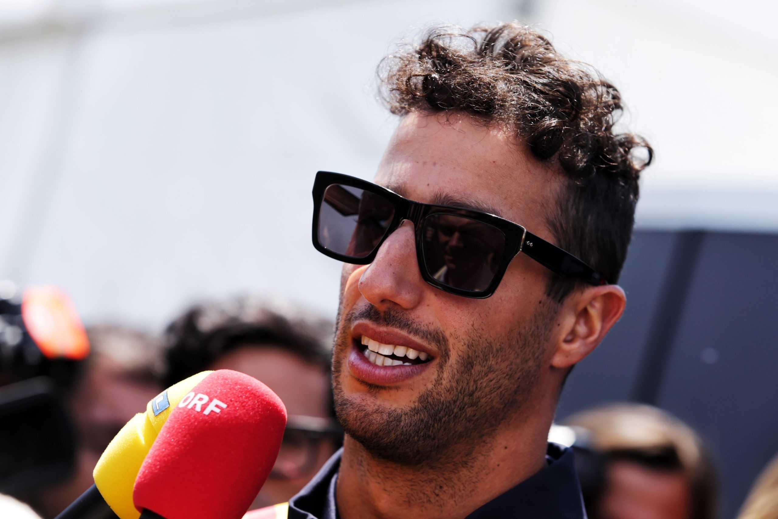 O χαμογελαστός Daniel Ricciardo στο μπάκετ της Renault Sport F1 Team