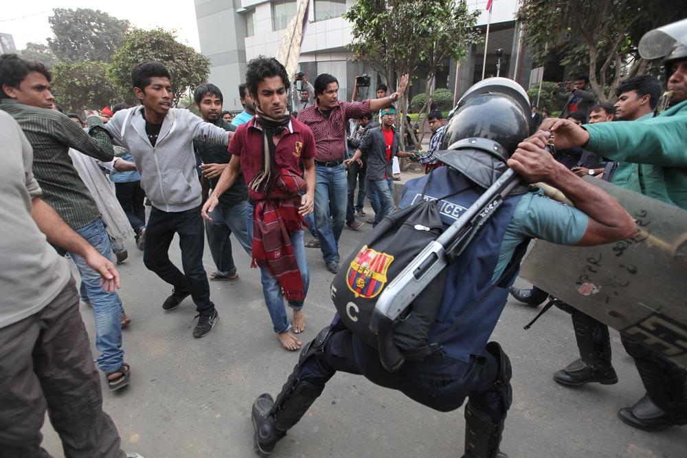 Αναταραχές στο Μπαγκλαντές: Αιματηρές διαδηλώσεις – Την θανατική ποινή θέλουν για φονικά τροχαία οι διαδηλωτές
