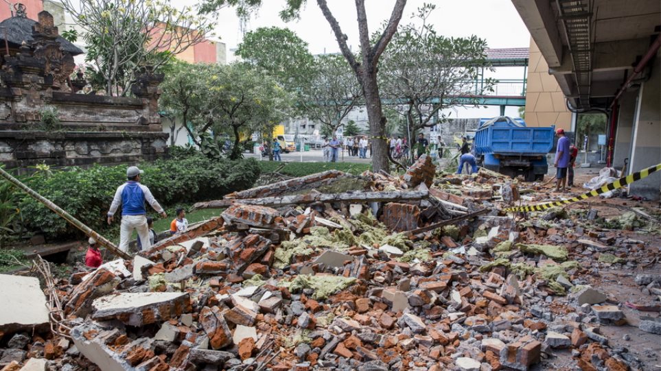 Ινδονησία: Στους 82 οι νεκροί από το σεισμό των 7 Ρίχτερ (φωτο- βίντεο)