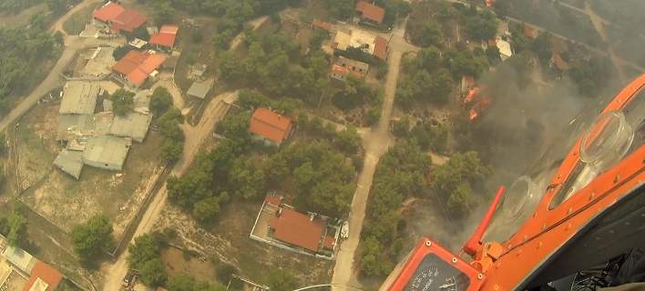 Συγκλονίζουν τα πλάνα από ελικόπτερο που επιχειρούσε στην πυρκαγιά της Κινέτας (βίντεο)