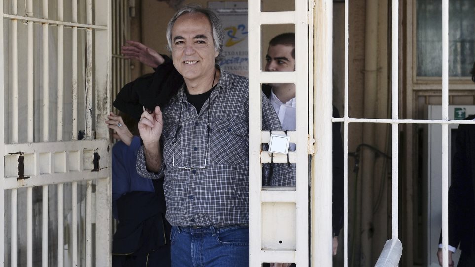 Guardian για Κουφοντίνα: Έντονες αντιδράσεις προκάλεσε η μεταφορά του σε «πολυτελή ανοιχτή φυλακή»