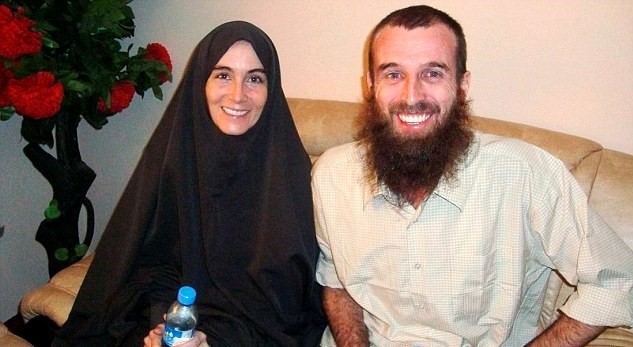 Συγκλονιστική μαρτυρία δημοσιογράφου – Τη βίαζαν 15 μήνες μπροστά στον συντρόφό της (βίντεο)