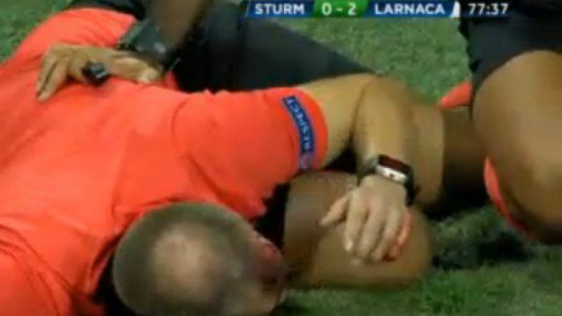 Στουρμ Γκρατς-ΑΕΚ Λάρνακας: Διακοπή στο ματς μετά από τραυματισμό του επόπτη με μπουκάλι (βίντεο)