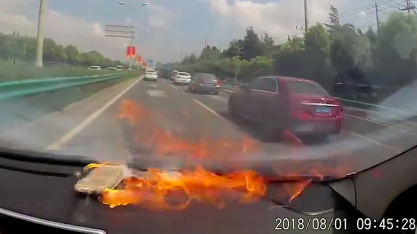 Η στιγμή που ένα iPhone σκάει και παίρνει φωτιά μέσα σε ένα αυτοκίνητο (βιντεο)