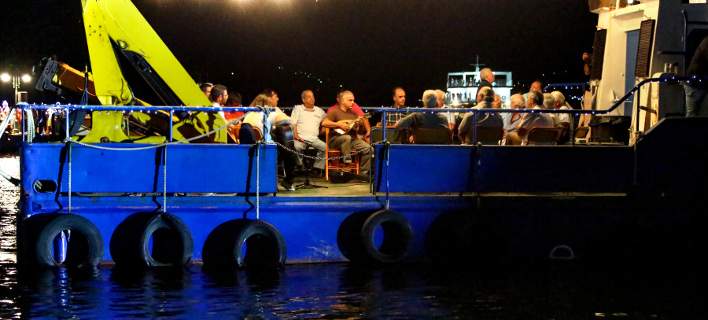 Κεφαλονιά: Μουσική βαρκαρόλα με καντάδες και βεγγαλικά μέσα στη θάλασσα (φωτο)