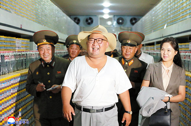 Ο Κιμ Γιονγκ Ουν με φανελάκι και ψάθινο καπέλο (φωτό – βίντεο)