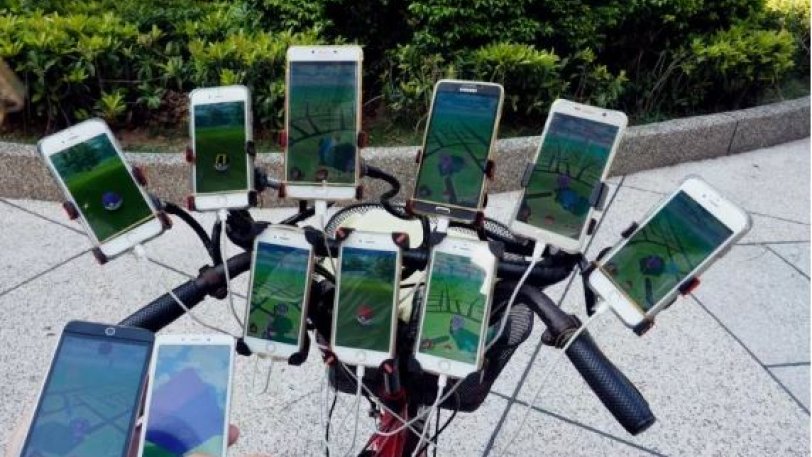 Μυθικός παππούς παίζει Pokemon Go με 11 κινητά (φωτο)