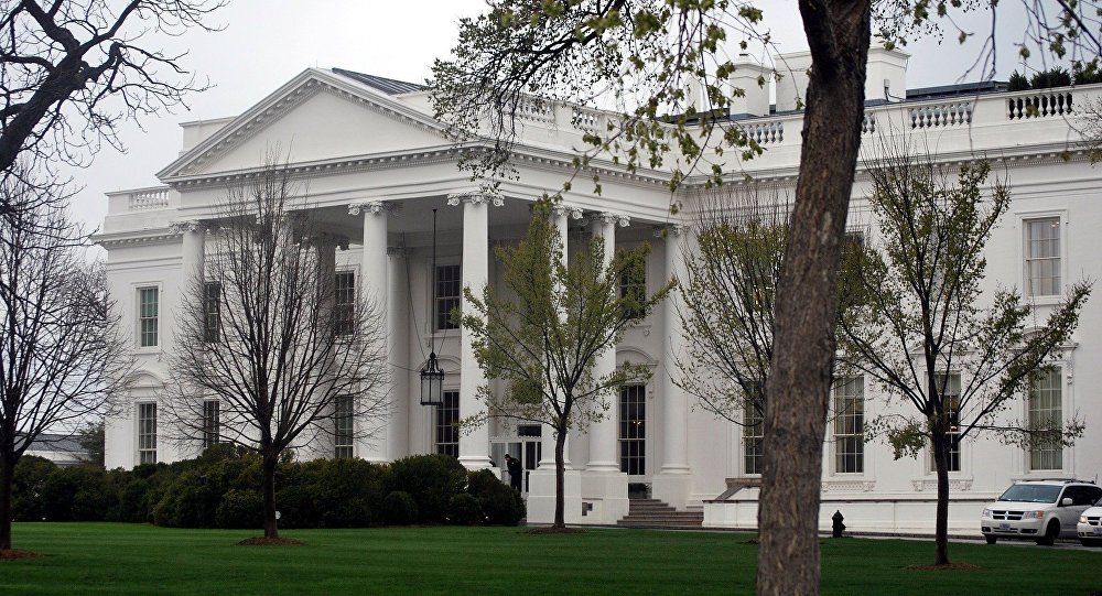 Πρώην υπάλληλος του Λευκού Οίκου είδε τον Τραμπ να… καταπίνει απόρρητο έγγραφο!