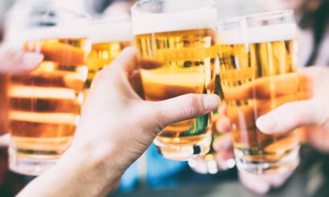Όσοι δεν πίνουν καθόλου αλκοόλ στη μέση ηλικία είναι πιθανότερο να εμφανίσουν… άνοια στην τρίτη